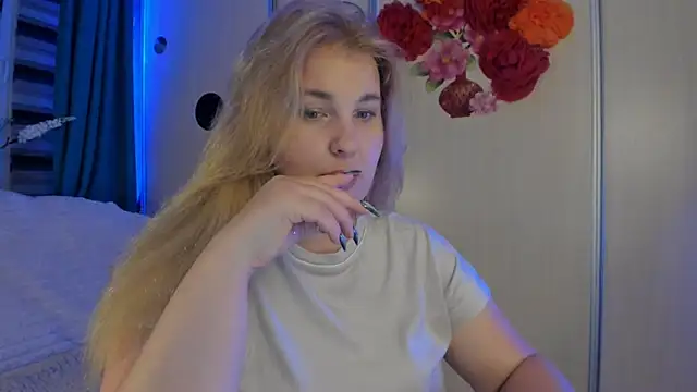 CoraSwon online show from October 14, 5:47 pm