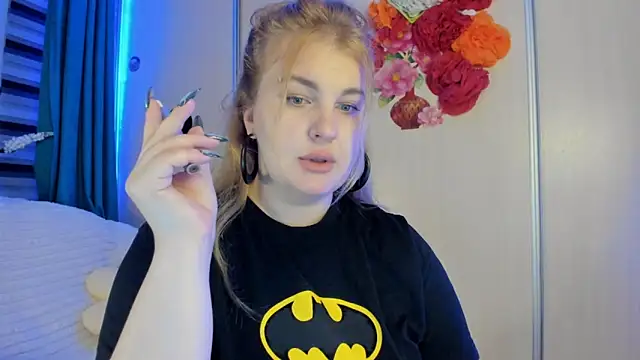 CoraSwon online show from October 15, 8:42 pm