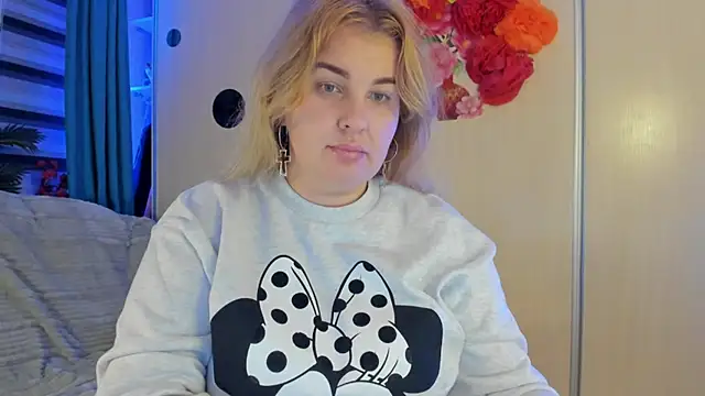 CoraSwon online show from October 28, 9:17 pm