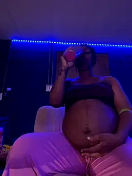 Snapshot of KLoveeee chatting on December 20, 2:18 am KLoveeee online show from December 20, 2:18 am