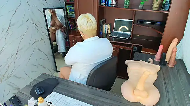 GianellaCox  online show from February 14, 7:44 pm