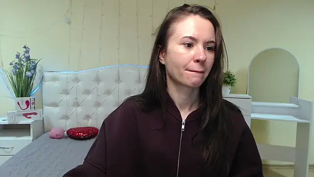 KaraCriegs online show from February 6, 7:07 pm