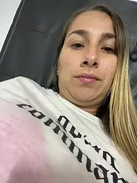 Snapshot of Iris_love18 chatting on February 14, 1:02 am Iris love18 online show from February 14, 1:02 am