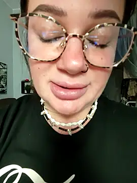 EllieOz online show from October 1, 5:19 pm