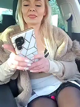 Snapshot of GjuliaX chatting on February 9, 9:05 am GjuliaX online show from February 9, 9:05 am