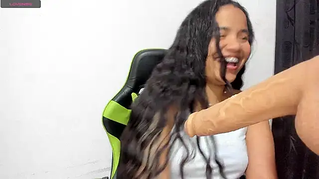 Snapshot of leila_22 chatting on December 2, 12:30 am leila 22 online show from December 2, 12:30 am