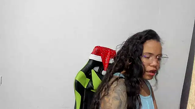 Snapshot of leila_22 chatting on December 15, 6:15 pm leila 22 online show from December 15, 6:15 pm