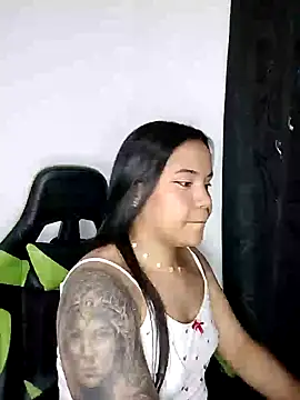 Snapshot of leila_22 chatting on February 9, 8:33 am leila 22 online show from February 9, 8:33 am