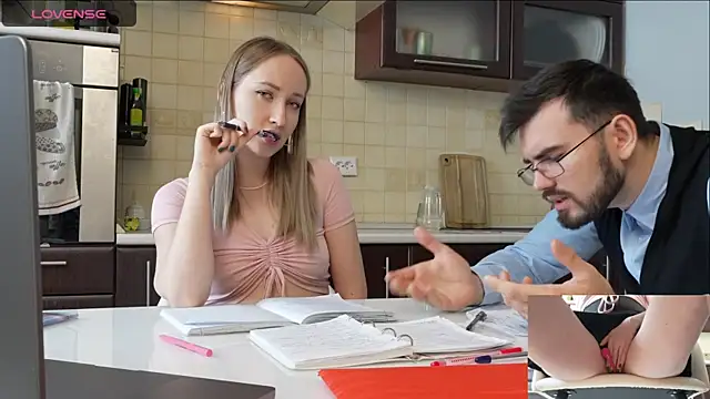 Snapshot of luxmuur chatting on December 8, 8:41 am luxmuur online show from December 8, 8:41 am