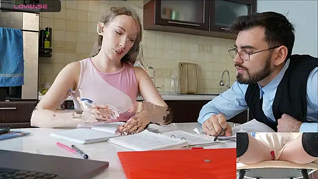 Snapshot of luxmuur chatting on December 9, 9:06 am luxmuur online show from December 9, 9:06 am