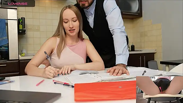 Snapshot of luxmuur chatting on December 9, 6:35 pm luxmuur online show from December 9, 6:35 pm