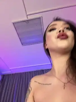 Snapshot of RollingGirls chatting on February 18, 8:16 am RollingGirls online show from February 18, 8:16 am