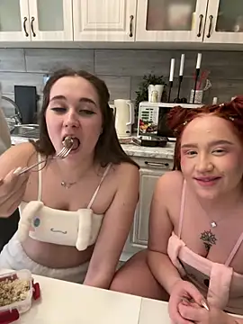 Snapshot of RollingGirls chatting on March 4, 8:13 am RollingGirls online show from March 4, 8:13 am