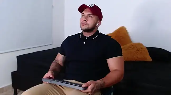 Snapshot of frank_myles chatting on February 19, 12:35 am frank myles online show from February 19, 12:35 am