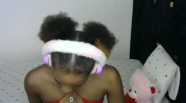 Snapshot of Queeen_model chatting on December 12, 8:03 am Queeen model online show from December 12, 8:03 am