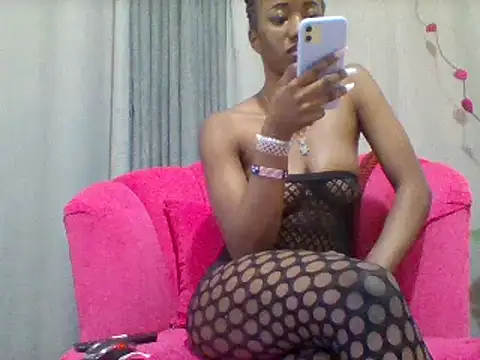 Snapshot of Queeen_model chatting on January 22, 12:06 pm Queeen model online show from January 22, 12:06 pm