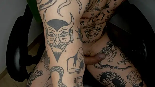 Snapshot of layneinchains chatting on December 9, 6:01 am layneinchains online show from December 9, 6:01 am