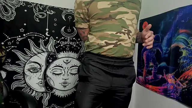 Snapshot of layneinchains chatting on December 22, 10:47 pm layneinchains online show from December 22, 10:47 pm