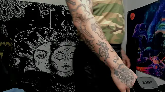 Snapshot of layneinchains chatting on December 23, 10:33 pm layneinchains online show from December 23, 10:33 pm