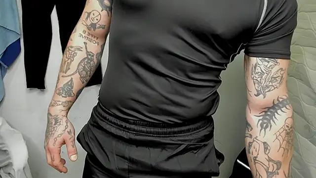 Snapshot of layneinchains chatting on January 3, 1:38 am layneinchains online show from January 3, 1:38 am