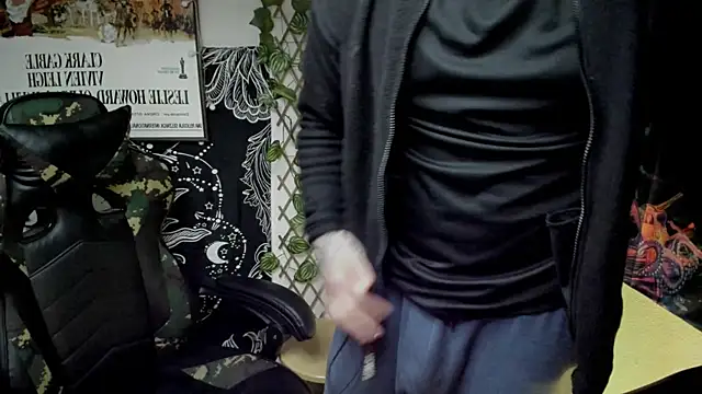 Snapshot of layneinchains chatting on January 27, 12:01 am layneinchains online show from January 27, 12:01 am