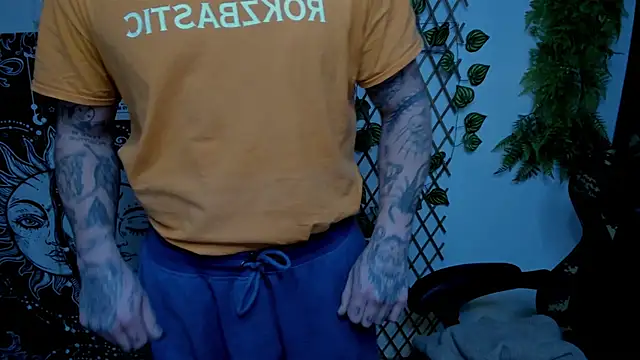 Snapshot of layneinchains chatting on February 4, 6:46 am layneinchains online show from February 4, 6:46 am