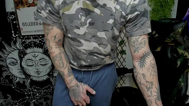 Snapshot of layneinchains chatting on February 7, 6:14 am layneinchains online show from February 7, 6:14 am