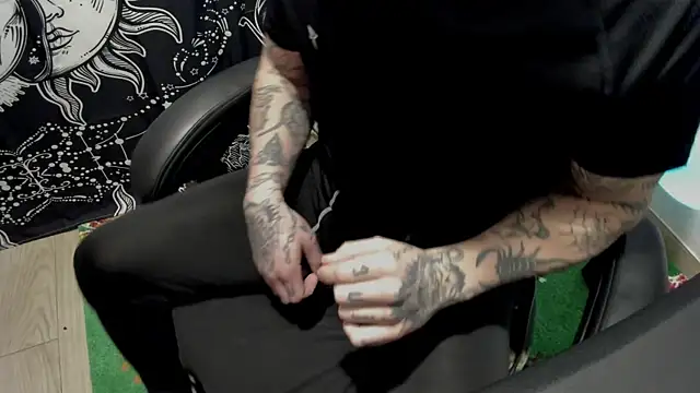 Snapshot of layneinchains chatting on March 19, 6:46 am layneinchains online show from March 19, 6:46 am