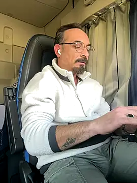 Snapshot of dzhakar chatting on December 4, 12:25 pm dzhakar online show from December 4, 12:25 pm