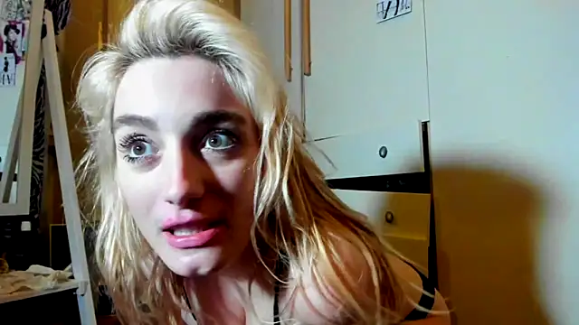 Snapshot of Monicbabe chatting on September 9, 12:43 am Monicbabe online show from September 9, 12:43 am