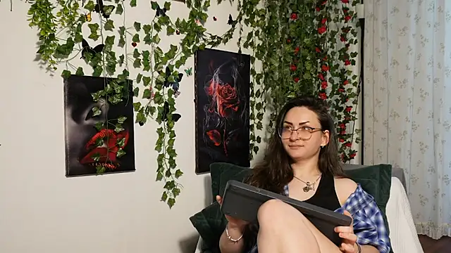 NaughtYHomemadE online show from October 21, 12:06 pm