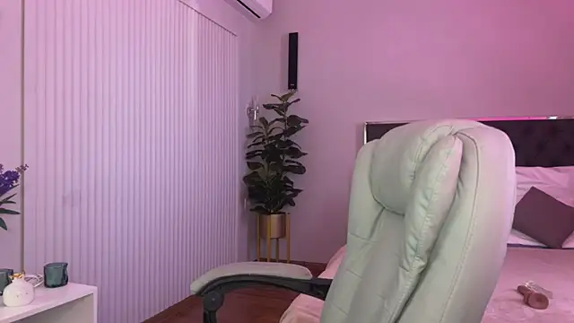 XtraHotX online show from February 6, 7:13 am