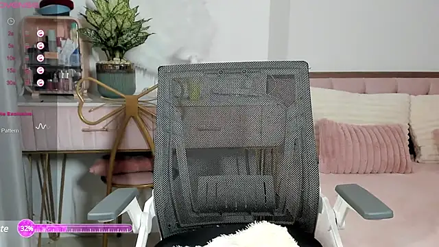  Joliie  online show from February 15, 8:01 pm