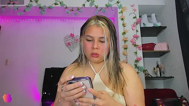 little tifanny82 online show from December 9, 2:17 pm