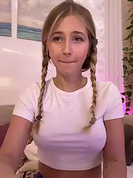 Snapshot of LunaRase chatting on December 15, 11:34 am LunaRase online show from December 15, 11:34 am