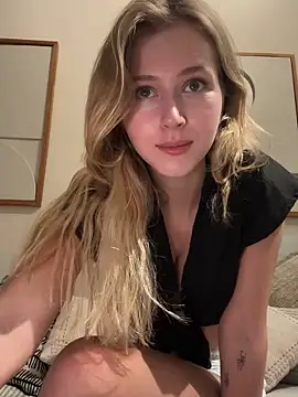 Snapshot of LunaRase chatting on February 9, 2:07 pm LunaRase online show from February 9, 2:07 pm