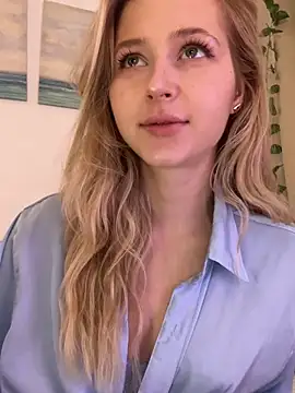 Snapshot of LunaRase chatting on October 5, 9:07 am LunaRase online show from October 5, 9:07 am