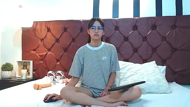 Snapshot of MelodyMansson chatting on February 20, 8:03 pm MelodyMansson online show from February 20, 8:03 pm