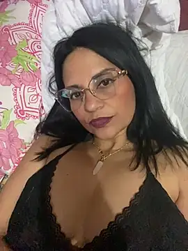 paolagomez  online show from February 5, 6:46 am