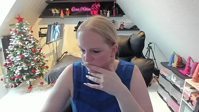 Snapshot of caro_kitten chatting on December 5, 8:23 am caro kitten online show from December 5, 8:23 am