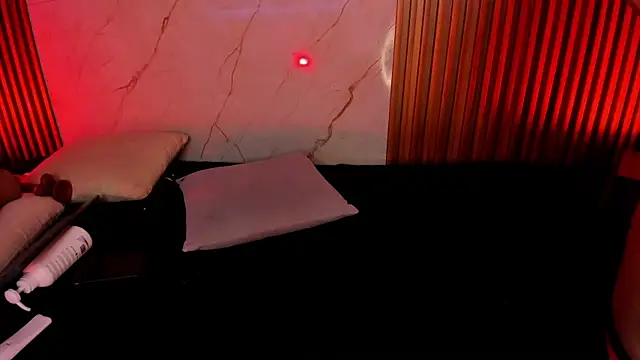 Snapshot of Emiilycollins chatting on January 12, 10:33 pm Emiilycollins online show from January 12, 10:33 pm