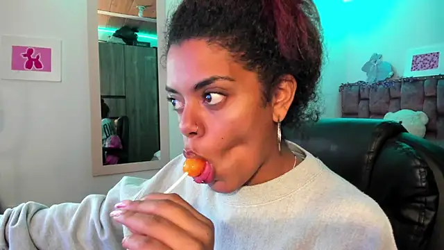 ladyrd1 online show from December 19, 2:45 am