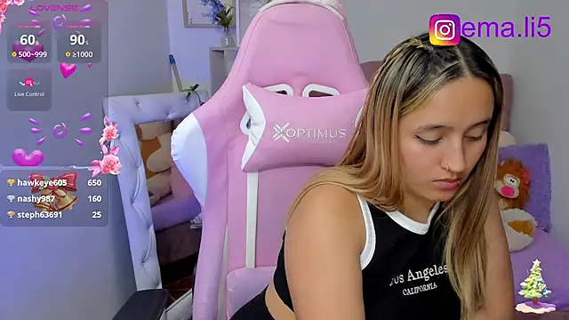 Snapshot of ema_tayy chatting on December 19, 10:24 am ema tayy online show from December 19, 10:24 am