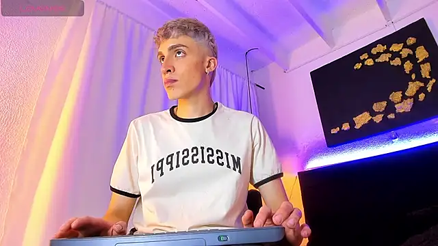 Snapshot of Angel_Snowhotxxx chatting on February 14, 6:34 am Angel Snowhotxxx online show from February 14, 6:34 am