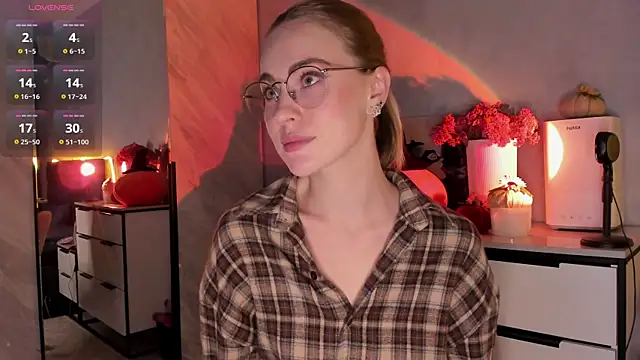 Snapshot of LoveGameSexx chatting on October 24, 4:36 pm LoveGameSexx online show from October 24, 4:36 pm