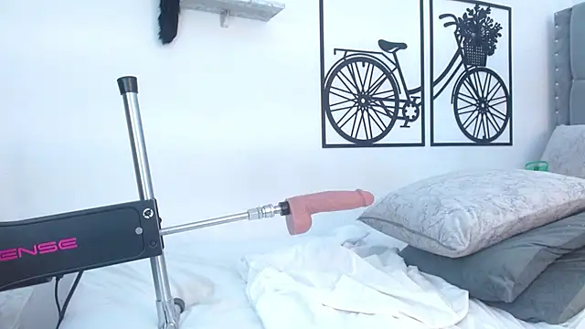 YUSELFI ROSS  online show from February 12, 6:51 pm