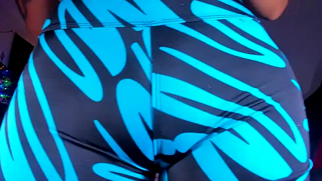 Snapshot of kerlysmith_24 chatting on December 15, 7:31 pm kerlysmith 24 online show from December 15, 7:31 pm