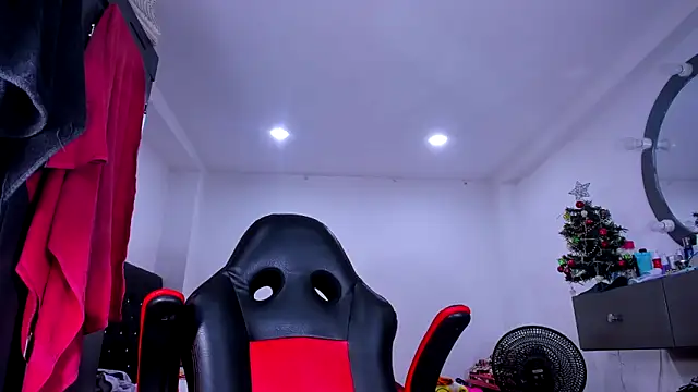 Snapshot of kerlysmith_24 chatting on January 3, 7:29 pm kerlysmith 24 online show from January 3, 7:29 pm