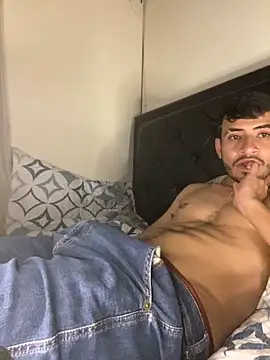 Snapshot of tom_thick chatting on December 6, 6:50 pm tom thick online show from December 6, 6:50 pm