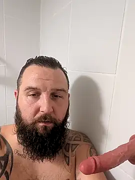 Snapshot of beardedbeasty86 chatting on October 25, 4:42 am beardedbeasty86 online show from October 25, 4:42 am